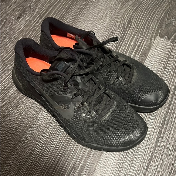 Nike Black Sneakers Modern Design Breathable - Picture 1 of 6